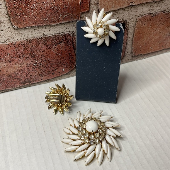 Judy Lee Navette White Milk Glass & Rhinestones Swirl Brooch w/set of earrings - Picture 7 of 17